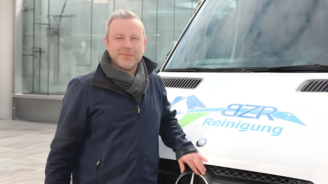 Beat Zürcher vor einem Fahrzeug mit BZR-Beschriftung