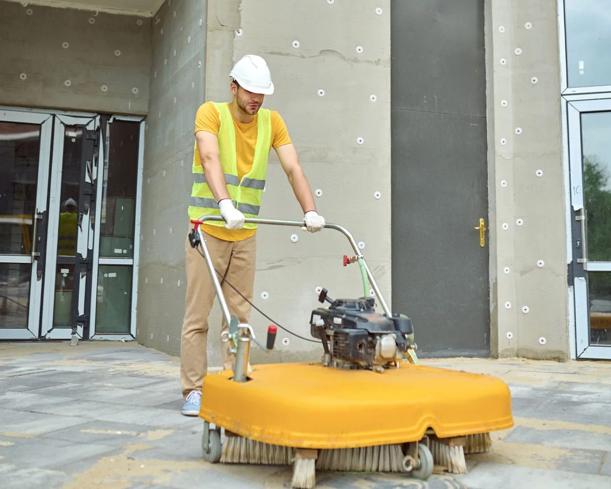 Maschinelle Reinigung eines Bodens auf einer Baustelle