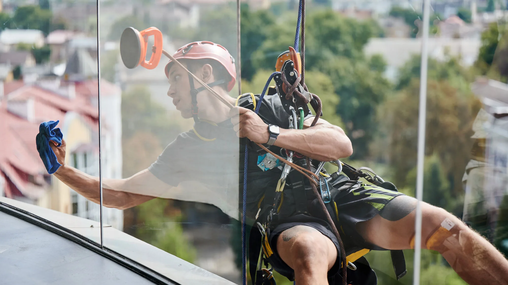 Fensterreinigung an einer Glasfassade