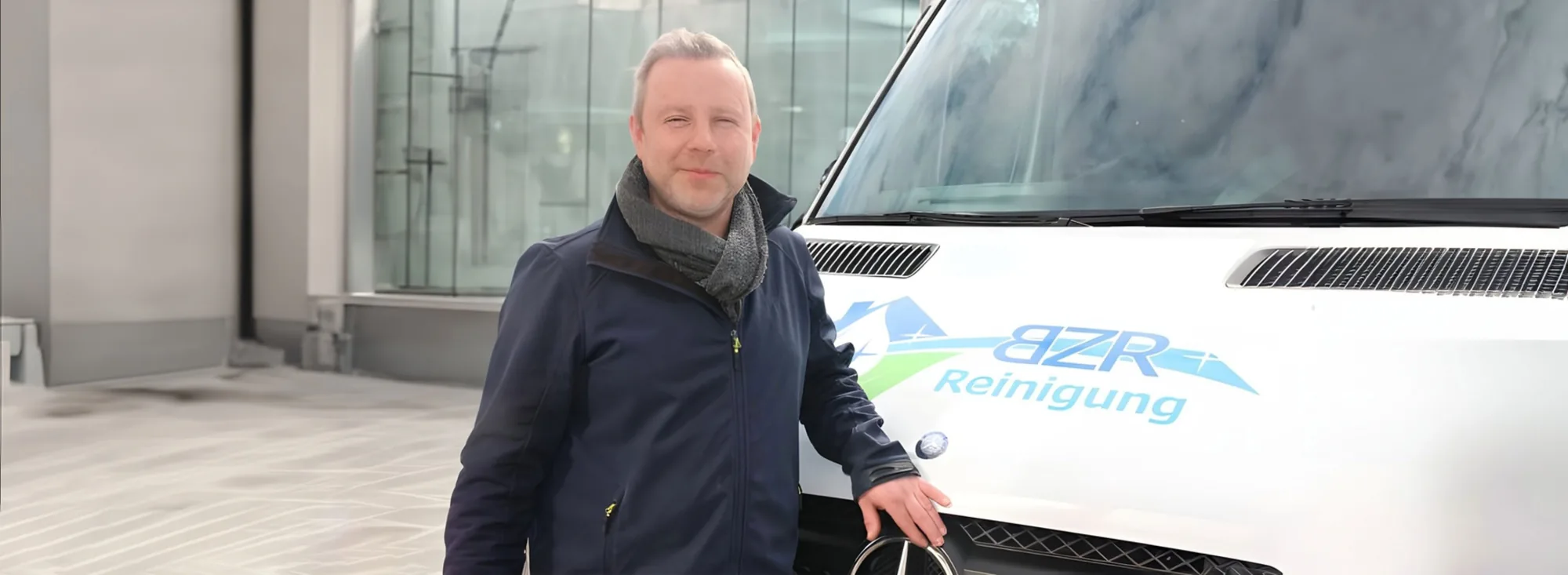 Beat Zürcher, Geschäftsführer, vor einem BZR-Fahrzeug